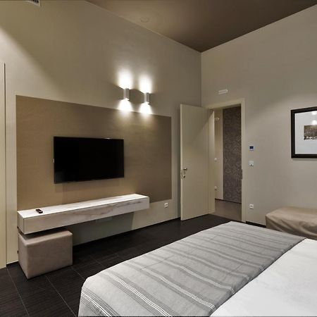 Salina Luxury Suites Parma Bagian luar foto