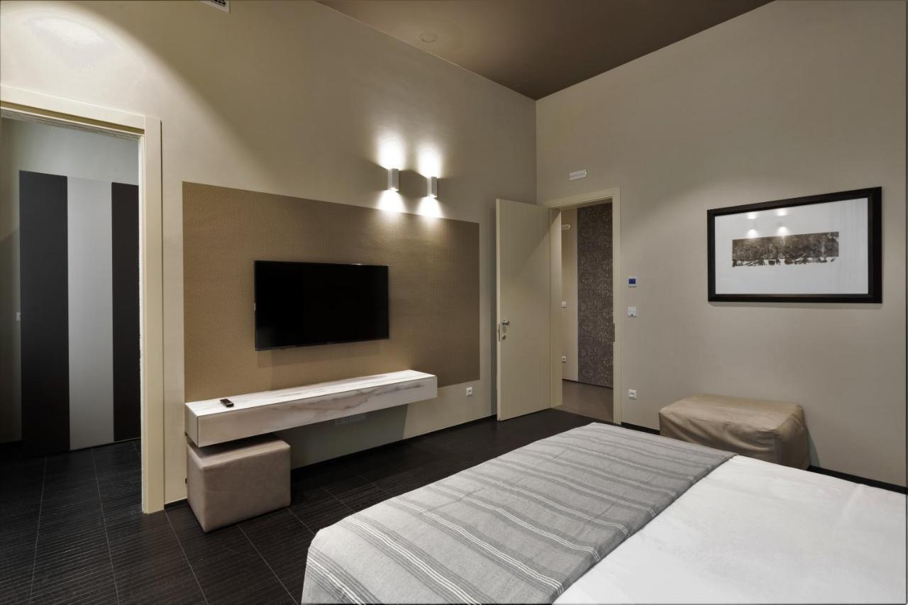 Salina Luxury Suites Parma Bagian luar foto